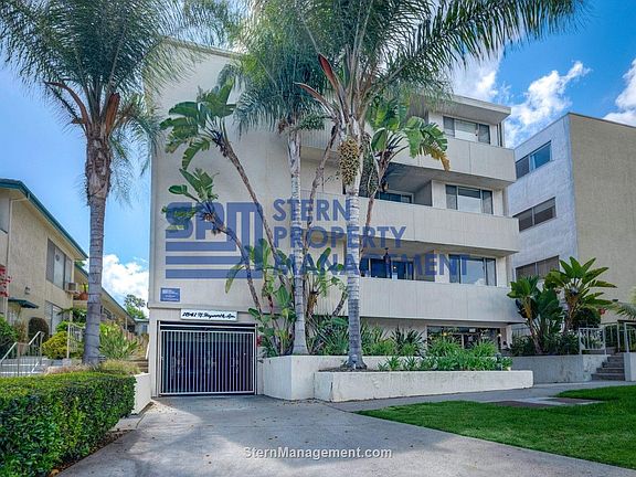 3rd image of 1541 N Hayworth Ave APT 204