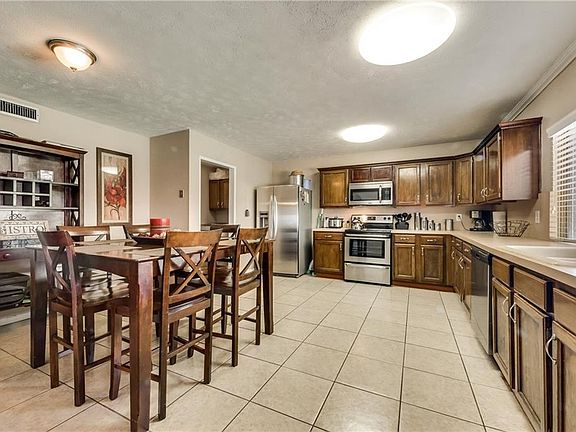 5th image of 410 Lake Park Dr