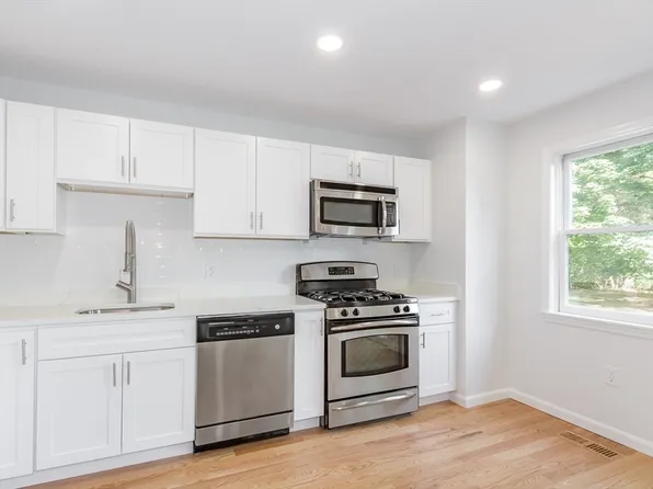 95 Tennis Plaza Rd Unit 18, Dracut, MA 01826