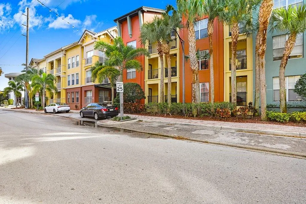 1 bed, 1.0 bath, 721 sqft, $1,900 — Photo 2