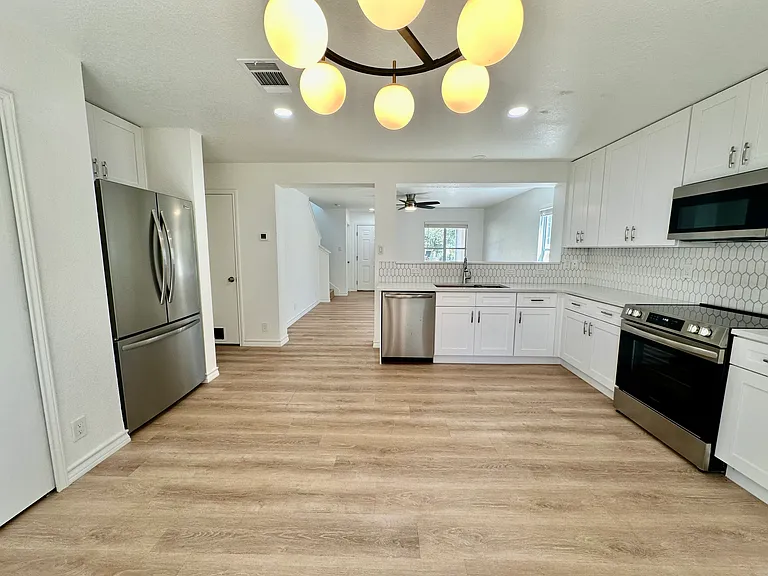 414 Hampton Cv — Photo 2