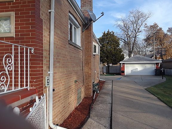 2nd image of 423 Granville Ave