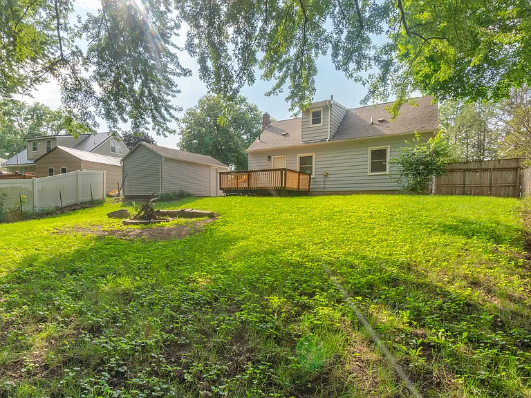 105 Sunset St — Photo 23