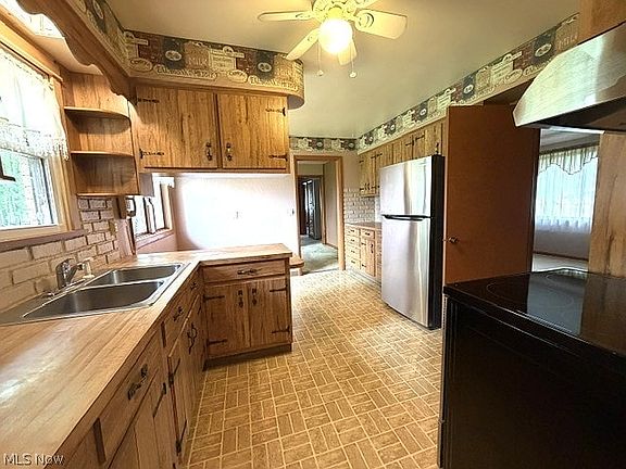 5th image of 671 Centennial St