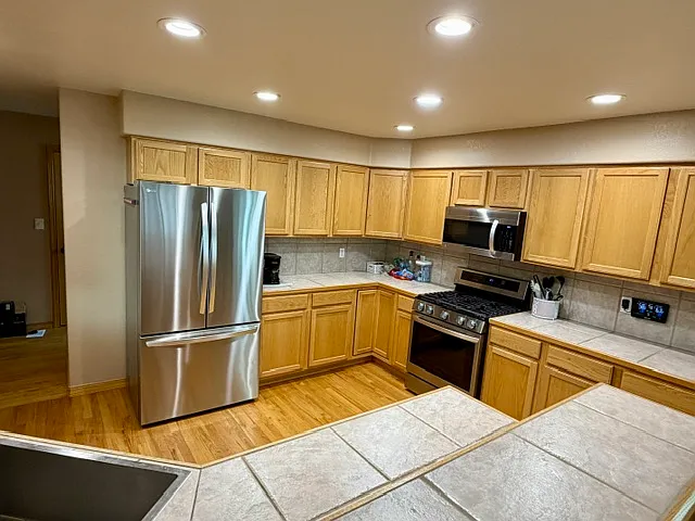 Large shared kitchen with new appliances.