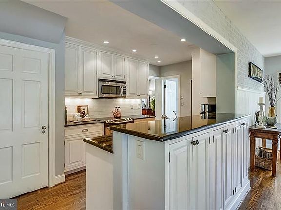 4th image of 2828 Brook Dr