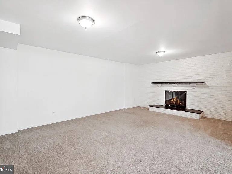 7001 Longwood Dr — Photo 18