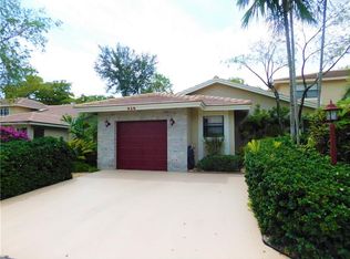 416 Lake Point Ln, Deerfield Beach, FL 33442