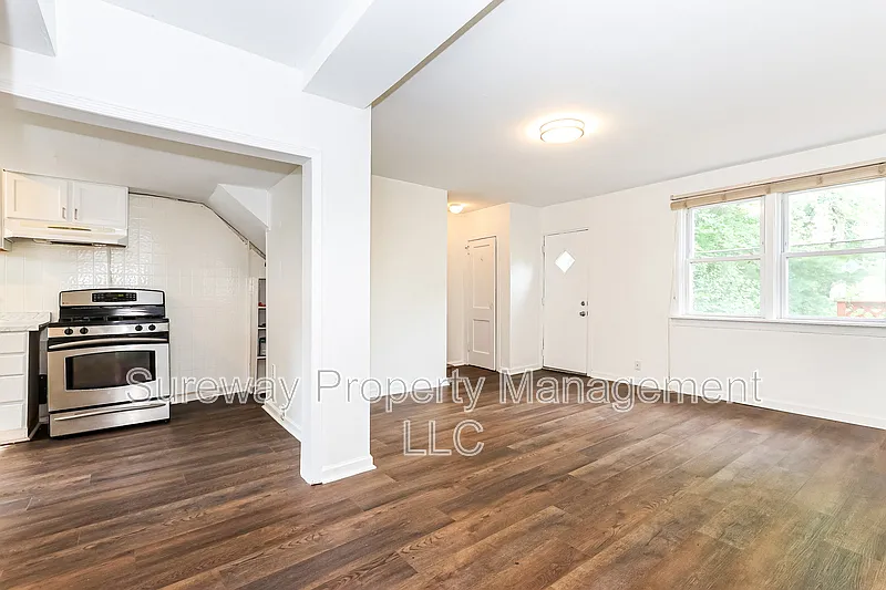 3 bed, 1.0 bath, 1026 sqft, $1,950 — Photo 4