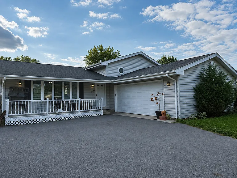 1021 Stonegate Rd — Photo 1