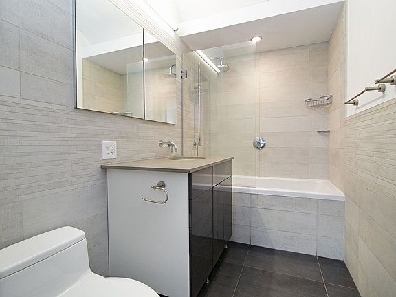 5th image of 390 Lorimer St APT 4A