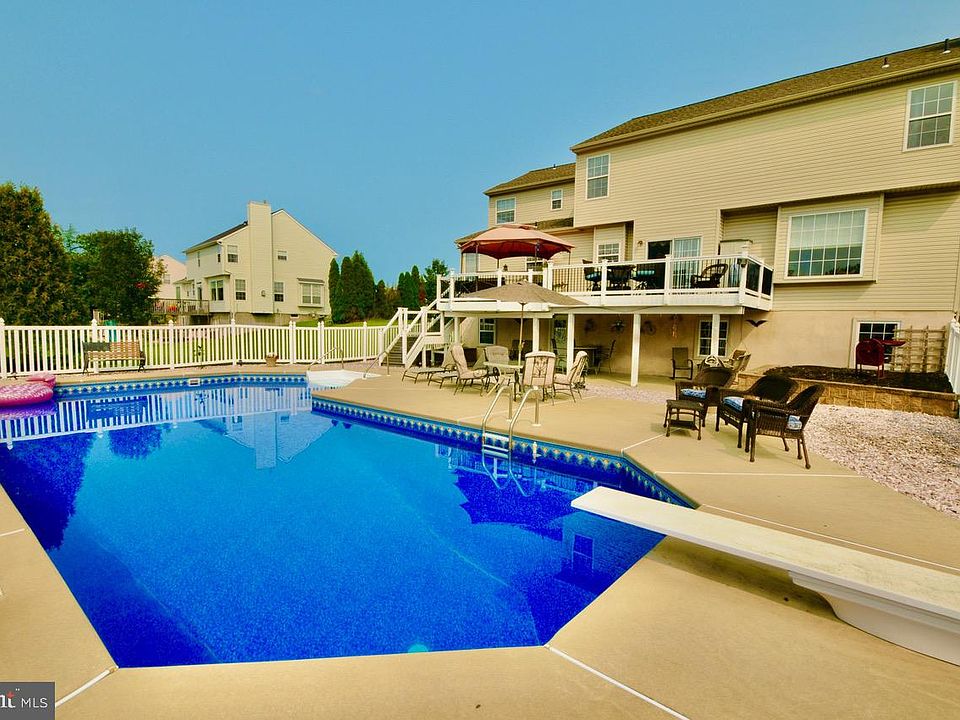 1st image of 20 Peach Ridge Dr
