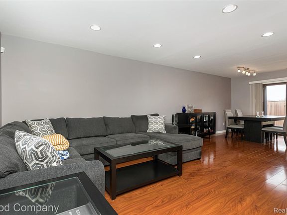 2nd image of 2451 Samoset Rd