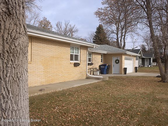 3rd image of 950 Fairway St