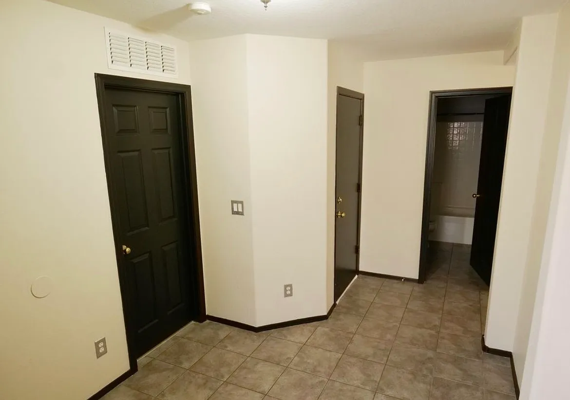 4 bed, 2222 sqft, $650 — Photo 3