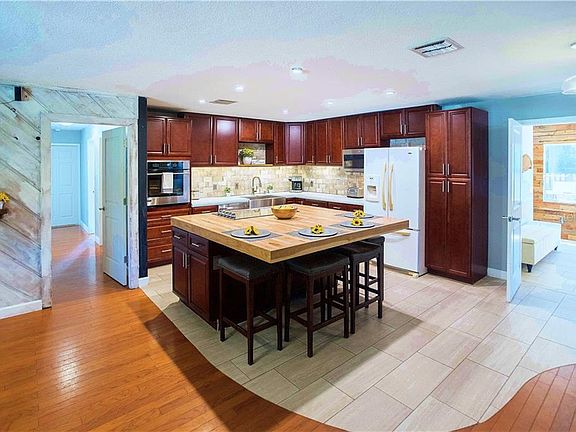 4th image of 138 W Holly Dr