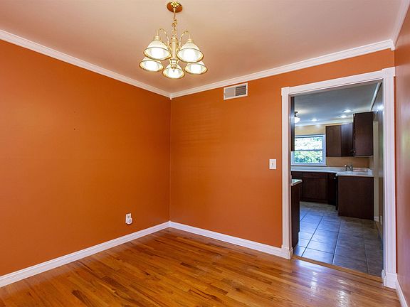 5th image of 53080 Oakton Dr