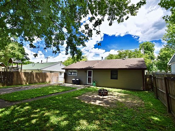 5th image of 615 W Lawn Dr