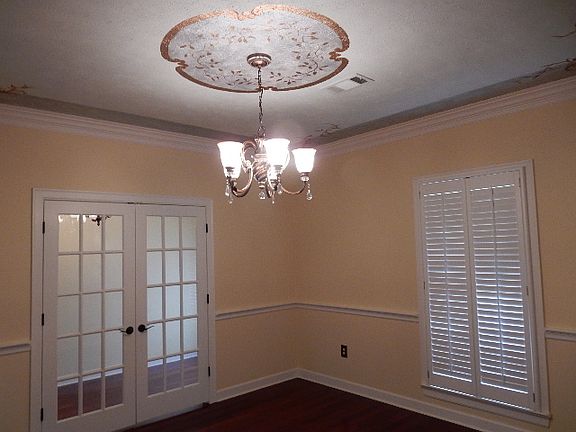 Formal dining w french doors