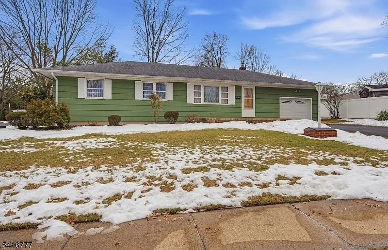 2001 Brooks Blvd photo 1
