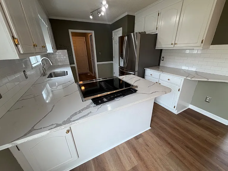 102 N Woodridge Dr — Photo 2
