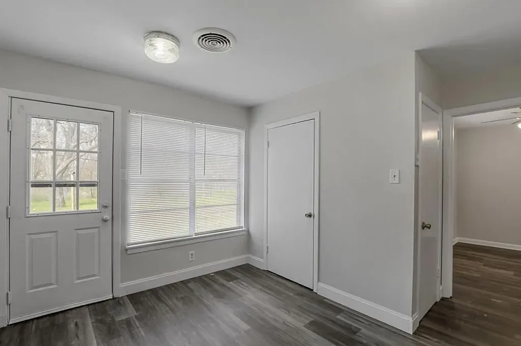 128 Vandenburg Dr — Photo 2