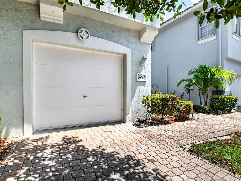 3271 Laurel Ridge Cir — Photo 1