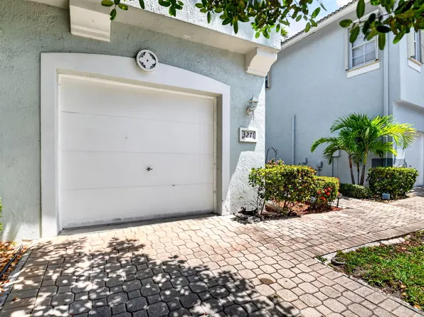 3271 Laurel Ridge Cir, Riviera Beach, FL 33404