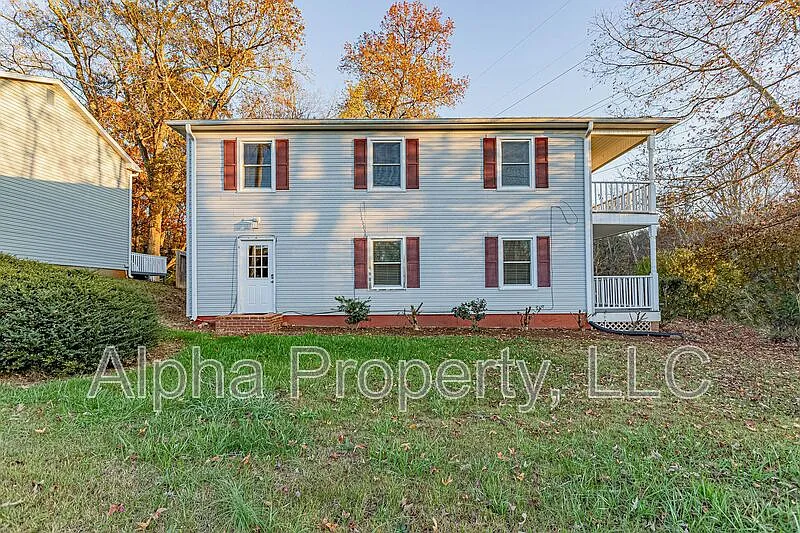 3 bed, 1.5 bath, $1,400 — Photo 1