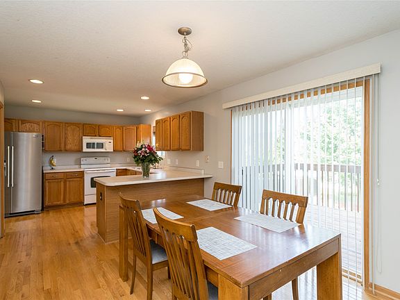 5th image of 655 SE Wood Creek Dr