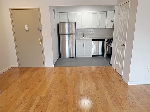 4th image of 27-31 Crescent St #4