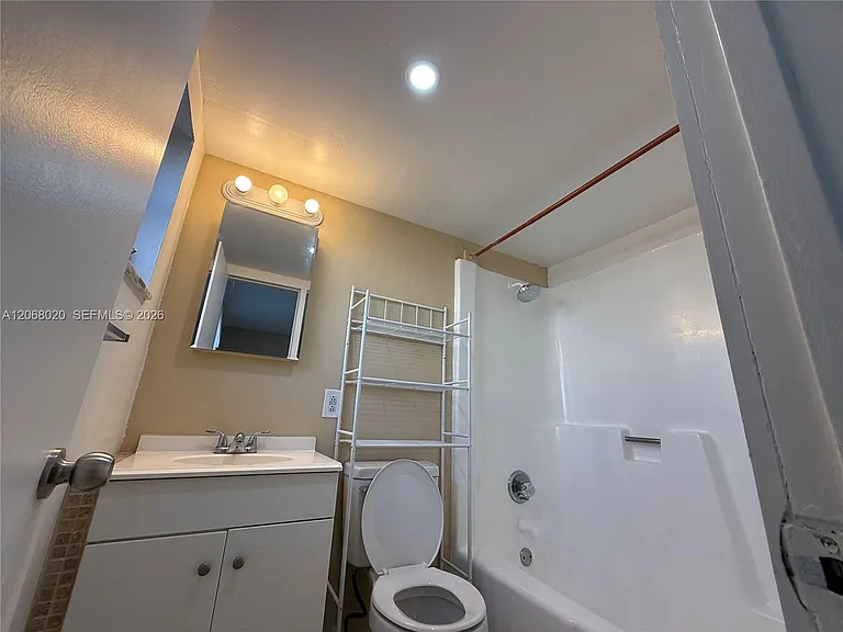 5168 NE 6th Ave #407 — Photo 28