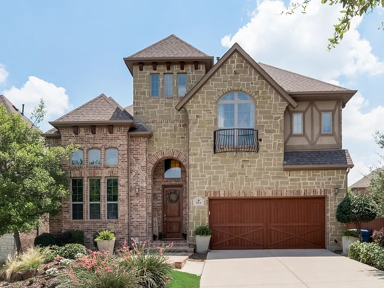 814 Calcot Dr — Photo 1