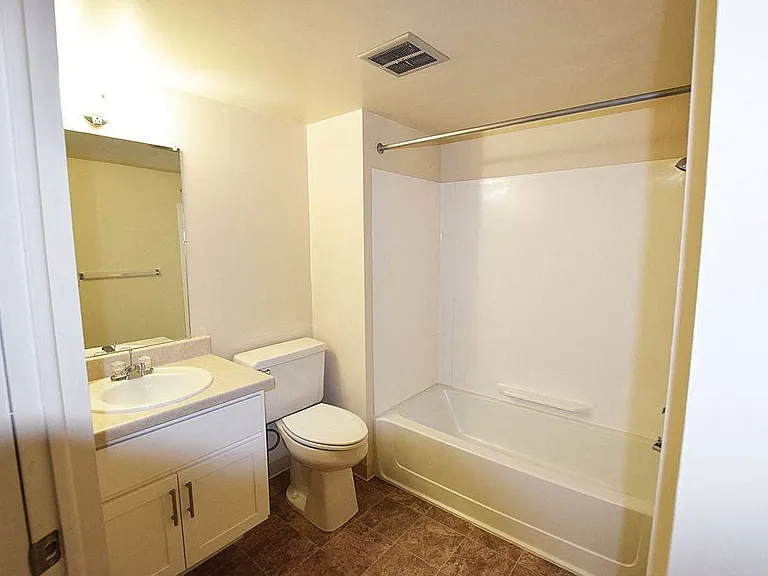Granada Apartments — Photo 32