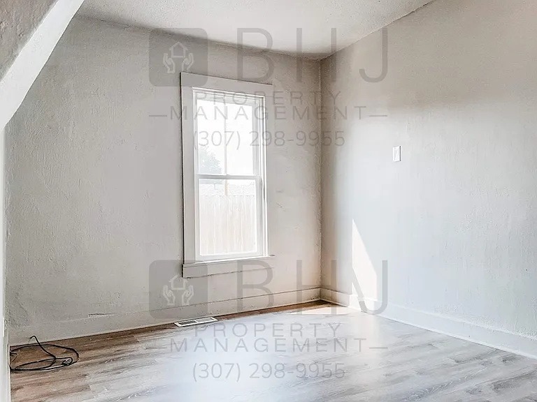 141 W 7th St — Photo 12