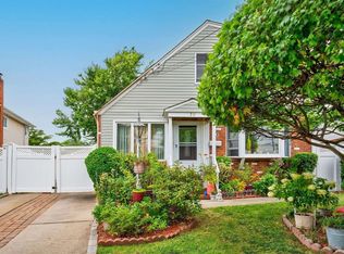 70 North Dr, Valley Stream, NY 11580