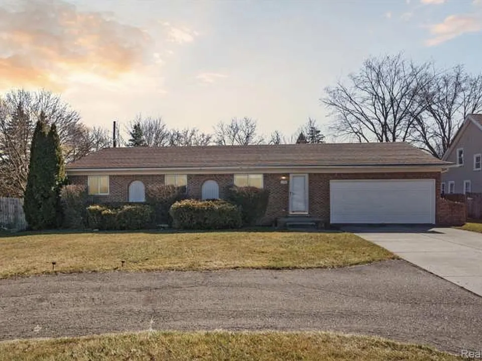 176 E Long Lake Rd