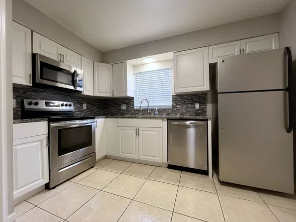 5615 E 127th Ave APT B, Tampa, FL 33617