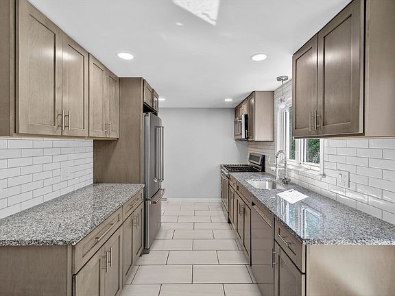 3rd image of 601 Eastview Ave