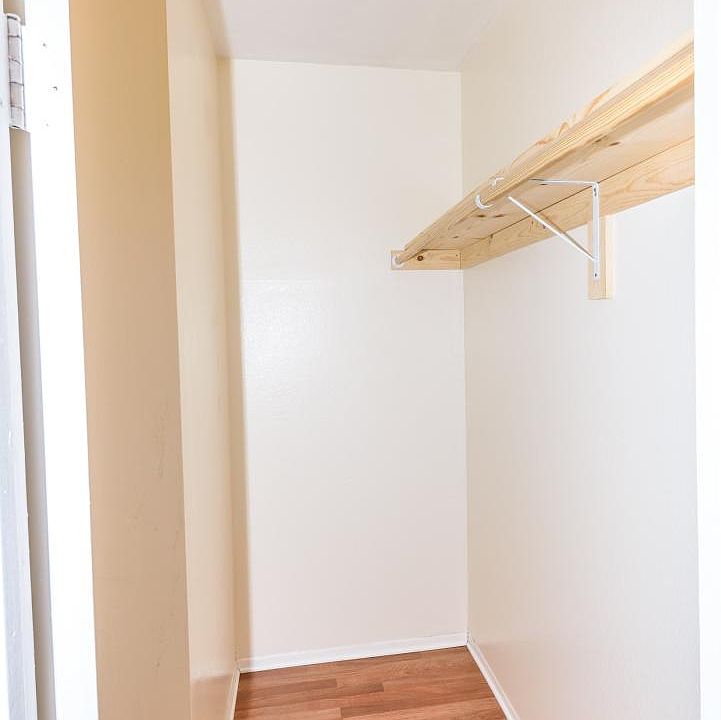 2nd image of 1935 Myrtle Ave APT 1