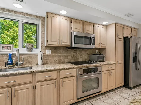 1740 Oakwood Ter APT 14I, Penn Valley, PA 19072