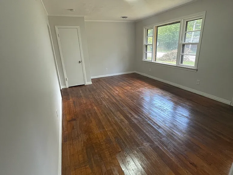 2304 Meadowview Dr — Photo 3