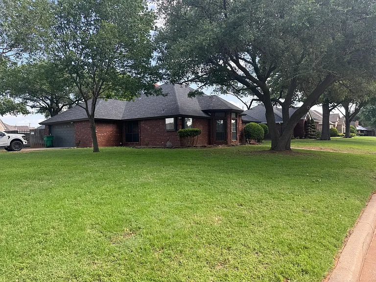 826 Arapaho Dr — Photo 1