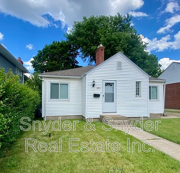 1093 N Main St — Photo 1