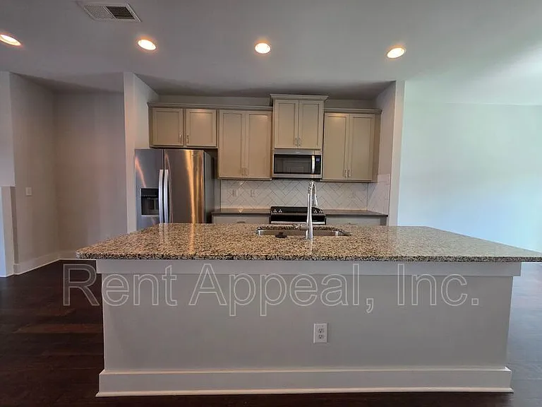 3779 Oxford Cir — Photo 4