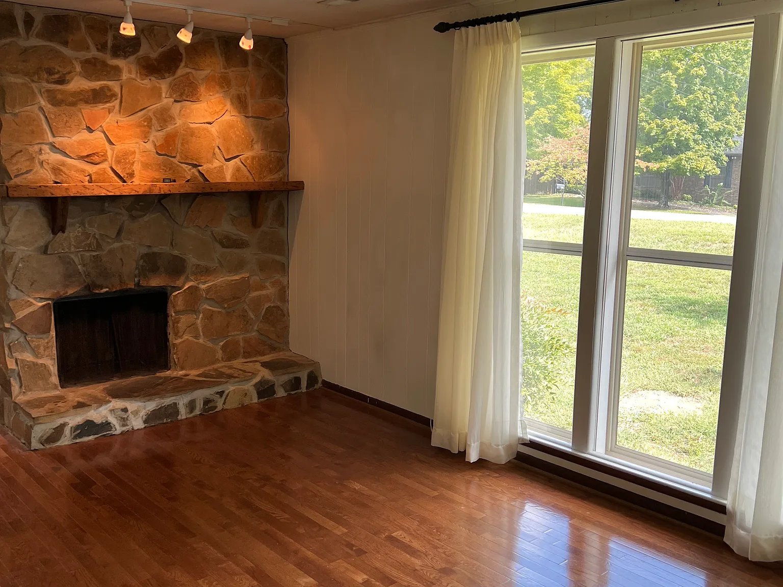 2 bed, 875 sqft, $1,350 — Photo 3