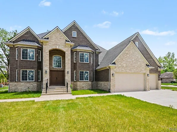 56350 Willow Creek Blvd, Shelby Township, MI 48316