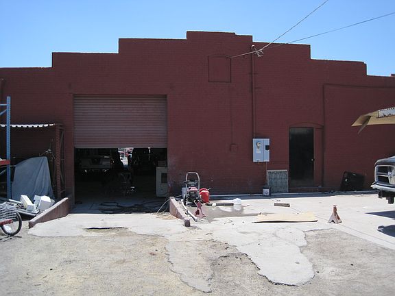 2nd image of 1334 E Van Buren St