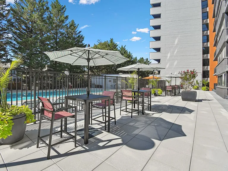 Courtyard with picnic areas