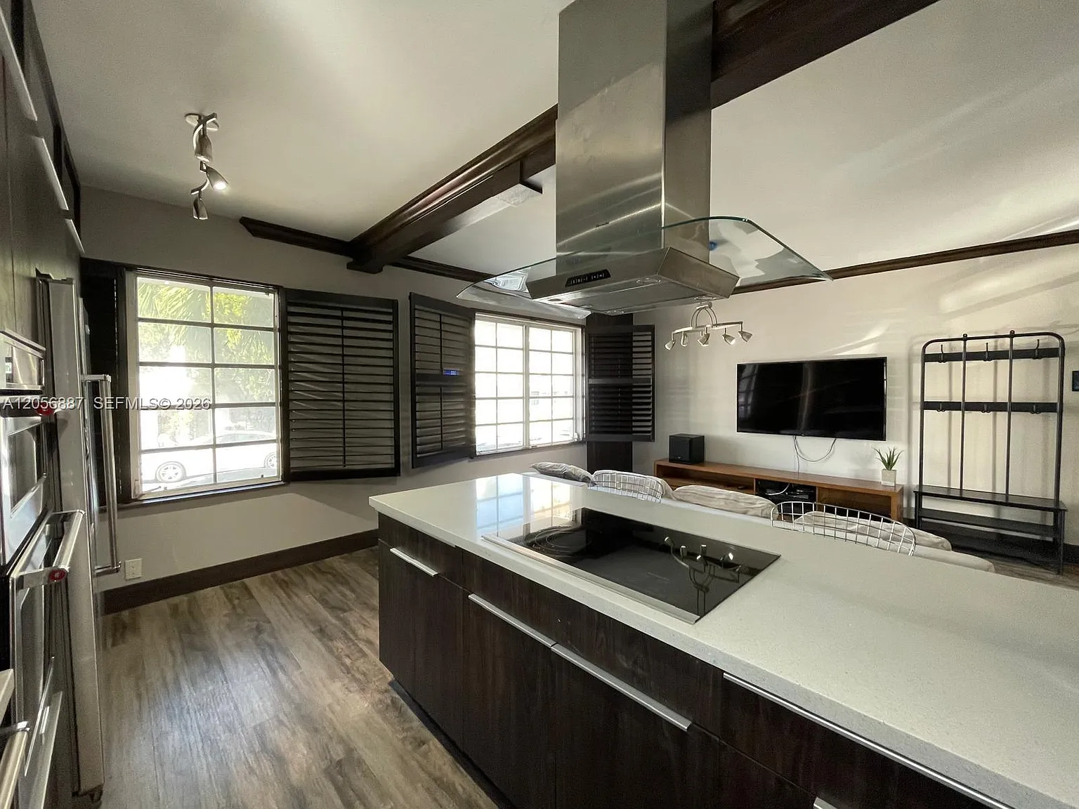 Art Deco Condo — Photo 1